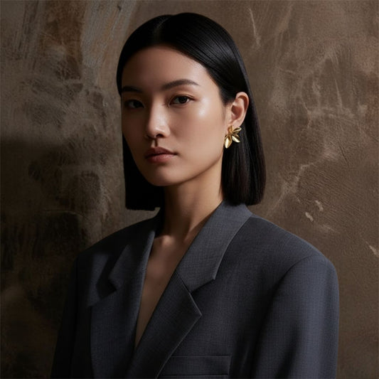 Model draagt blad oorbellen