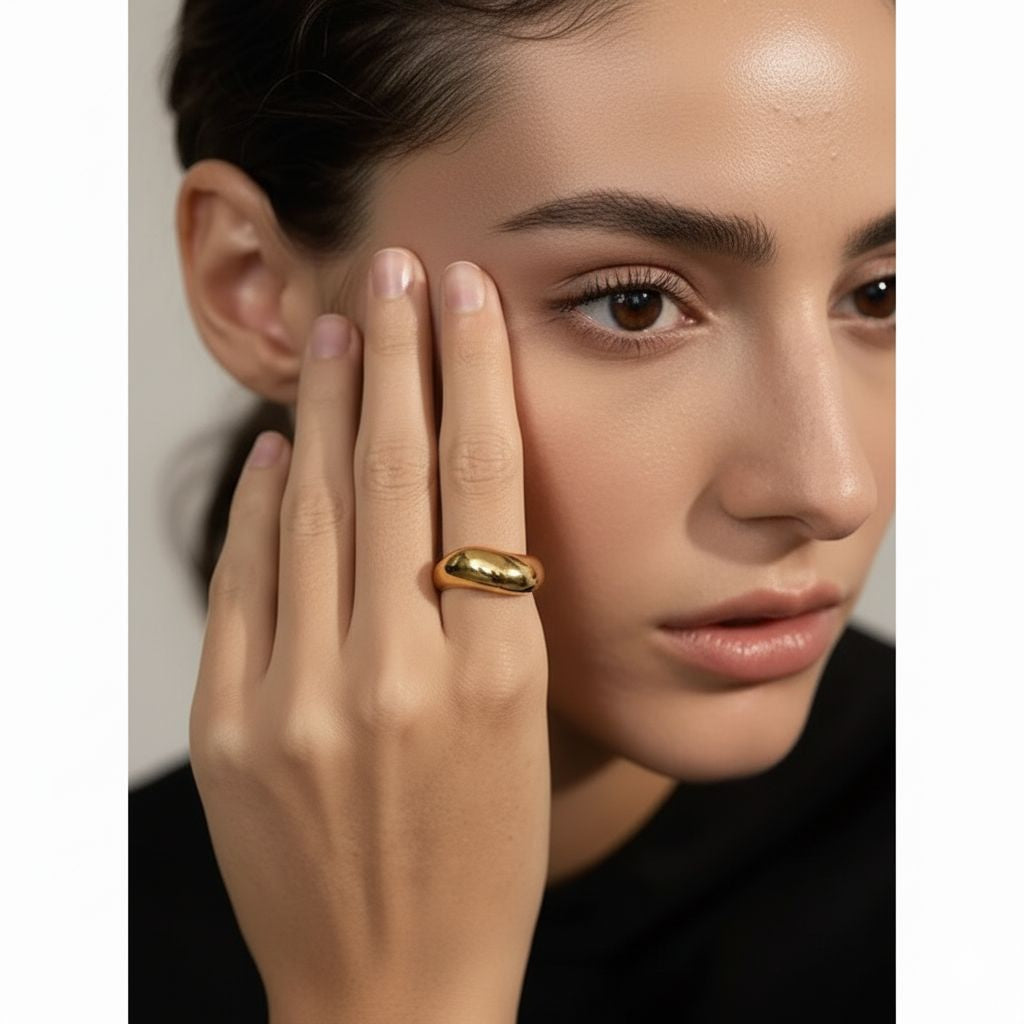Model draagt brede golvende ring