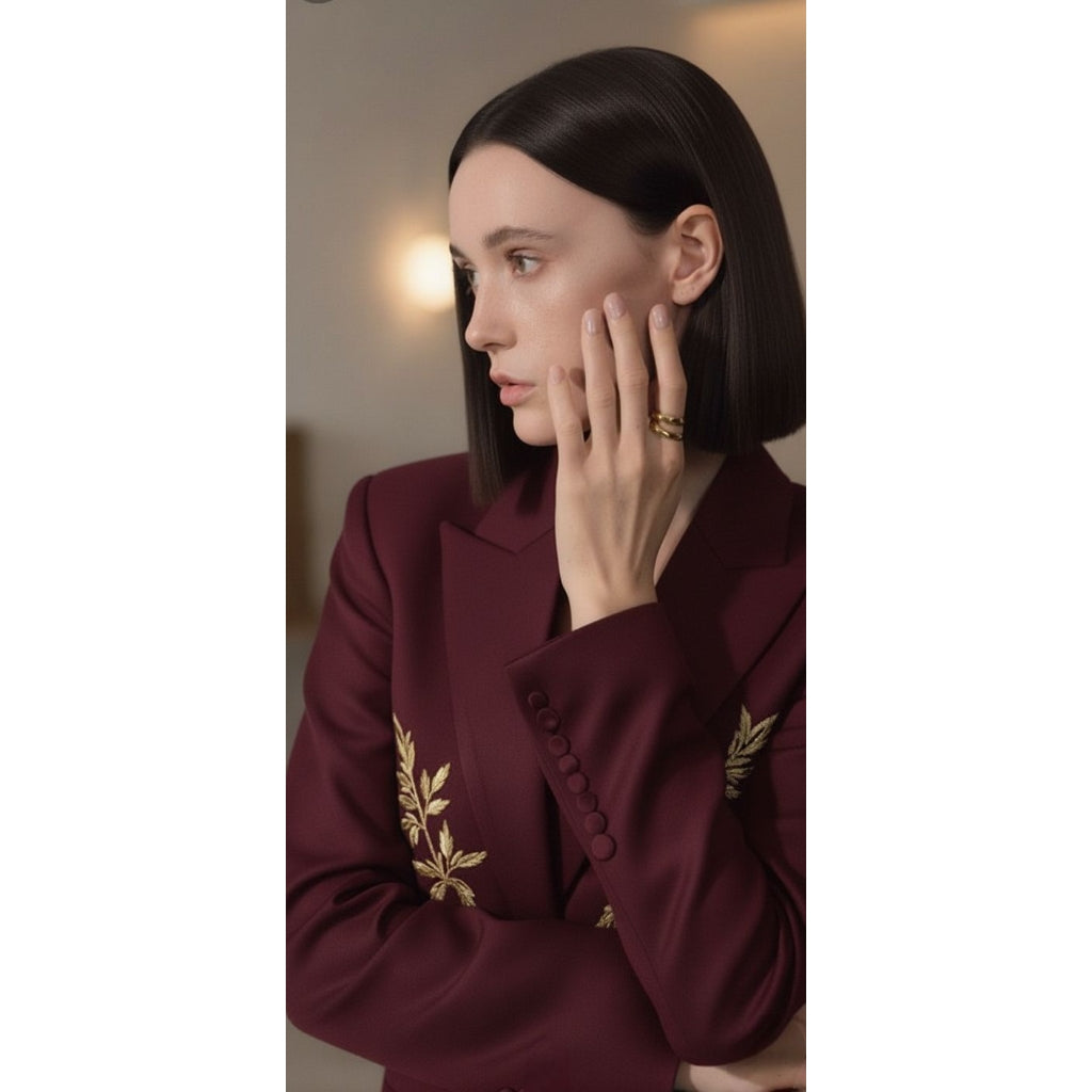 Model draagt dubbelgolvende ring