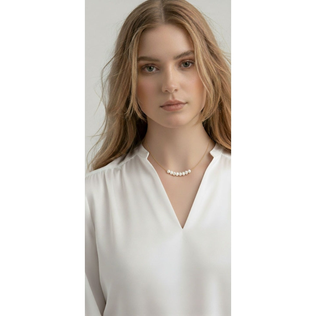 Model draagt parelketting