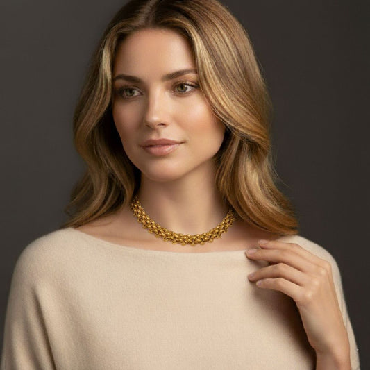 Model draagt schakelketting