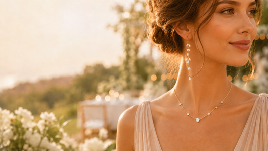Romantische trouwbanner met vrouw die gouden sieraden van CECELYN draagt tijdens een zomerbruiloft.