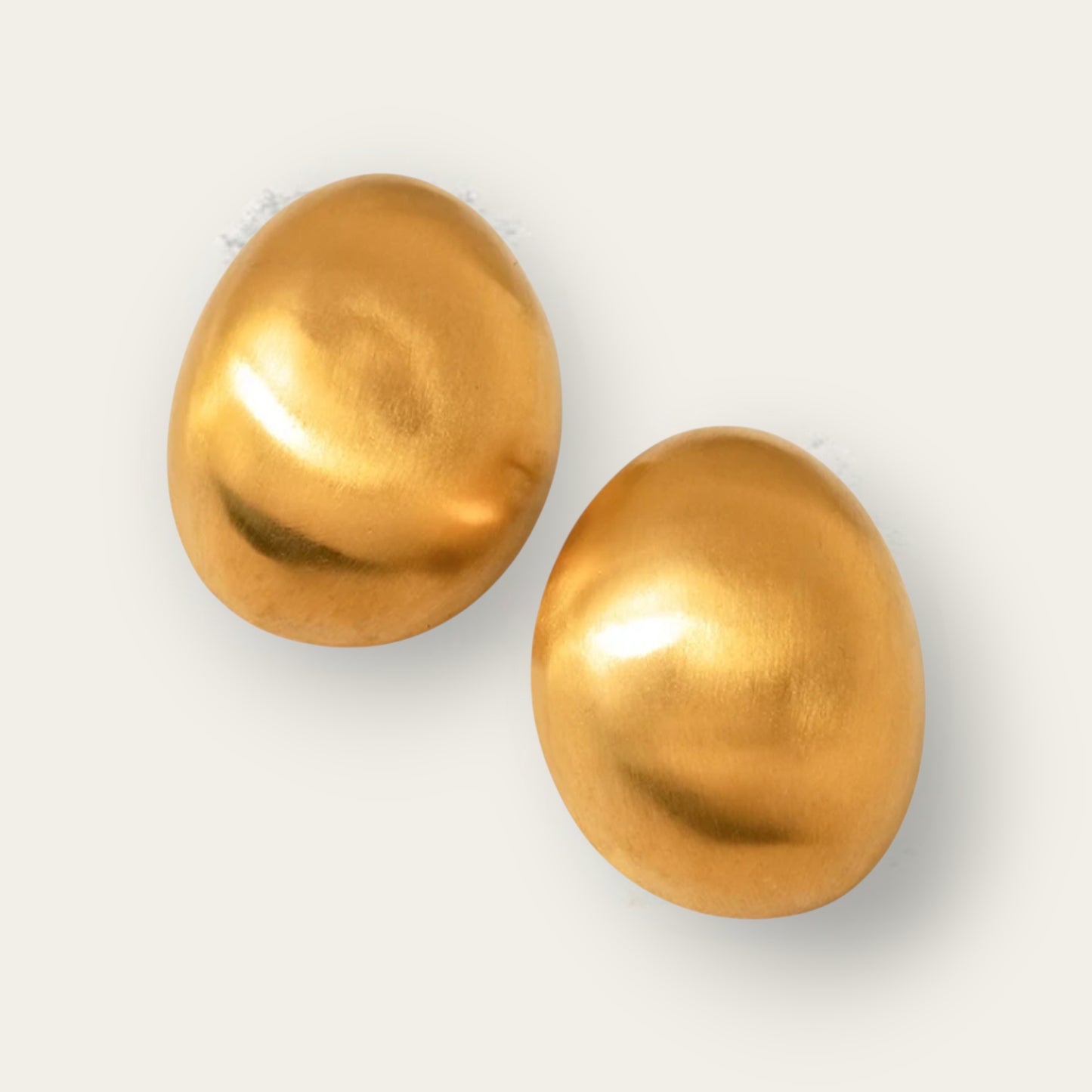 Minimalistische gouden statement oorbellen voor een moderne, fashionable look met een nonchalante uitstraling.