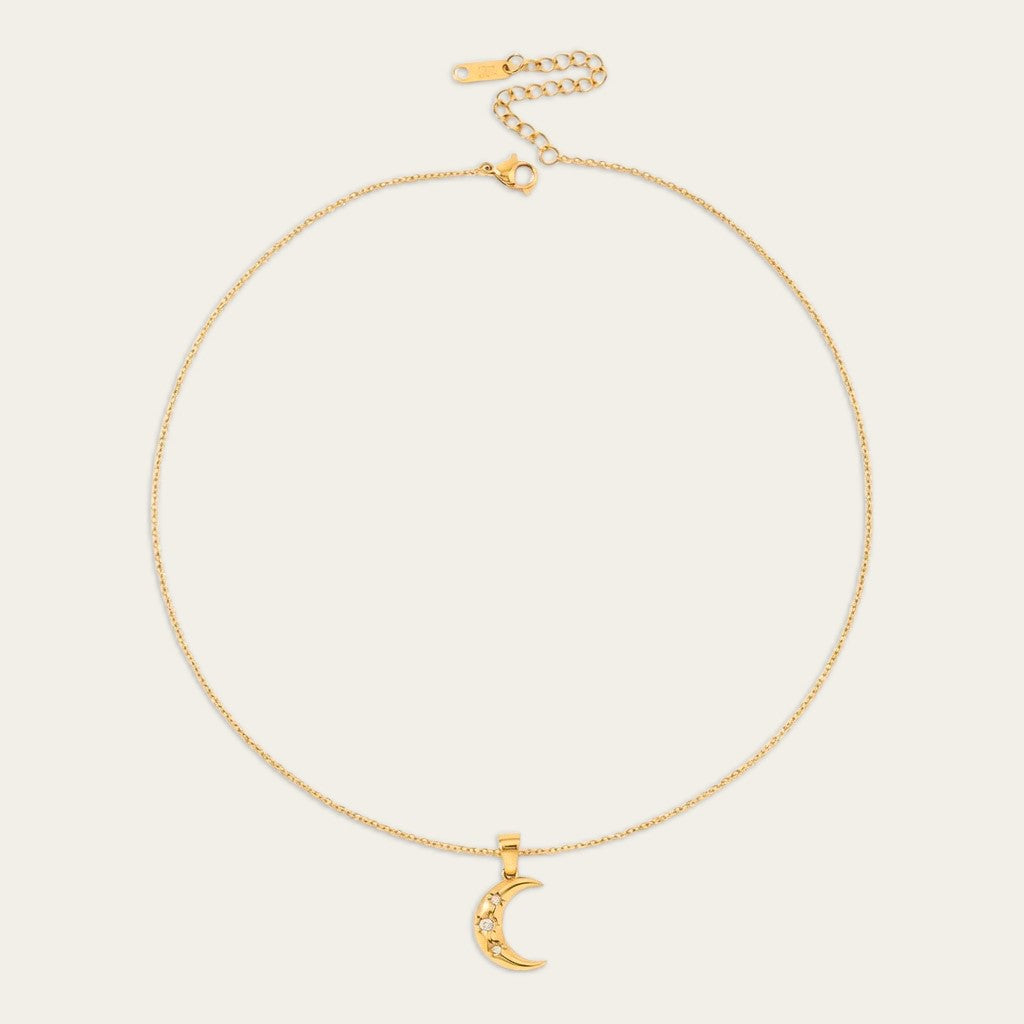 Gouden ketting met een halve maan hanger ingelegd met zirkonia steentjes.