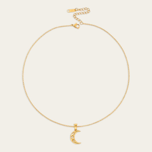 Gouden ketting met een halve maan hanger ingelegd met zirkonia steentjes.