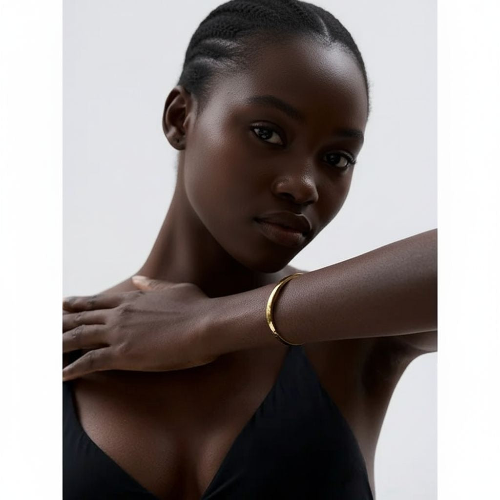 Model draagt bangle armband