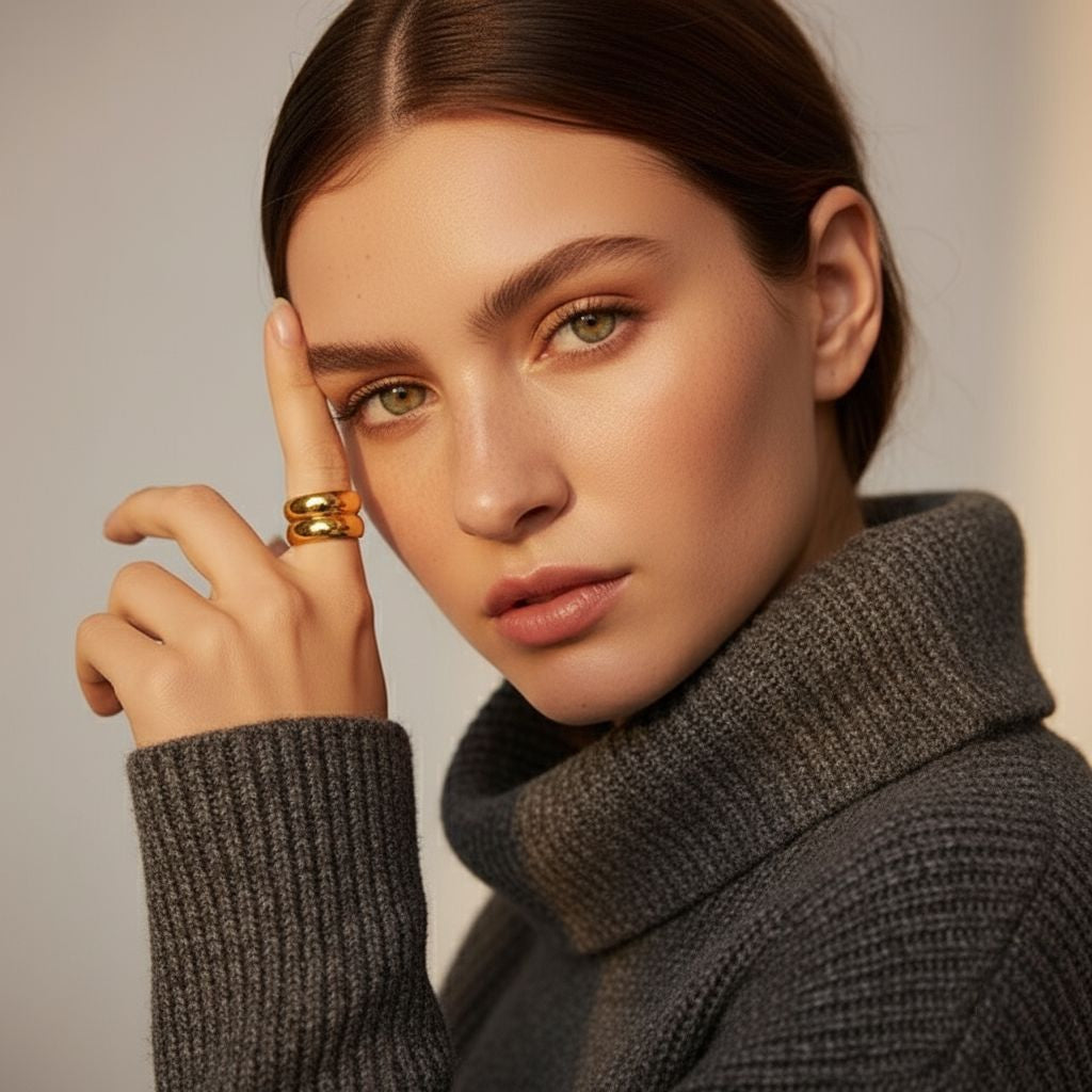 Model draagt bolle ring