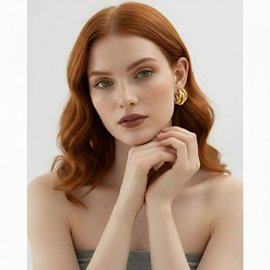 Model draagt dubbele hoepel oorbellen