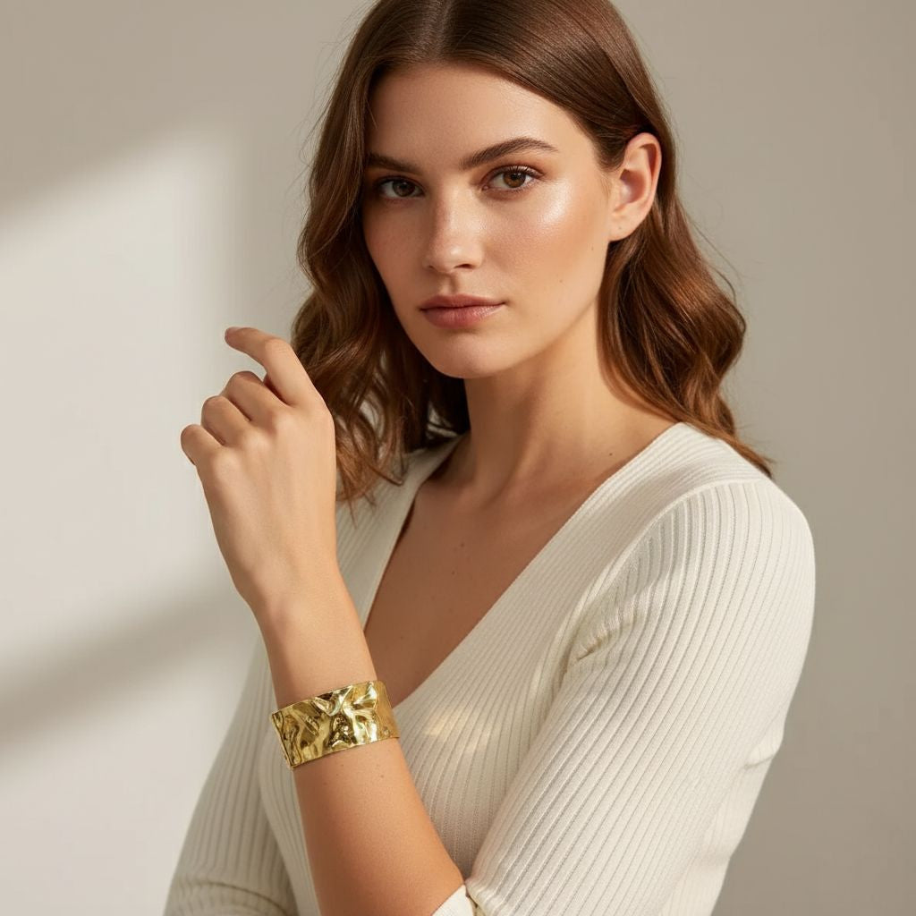 Model draagt Gehamerde armband