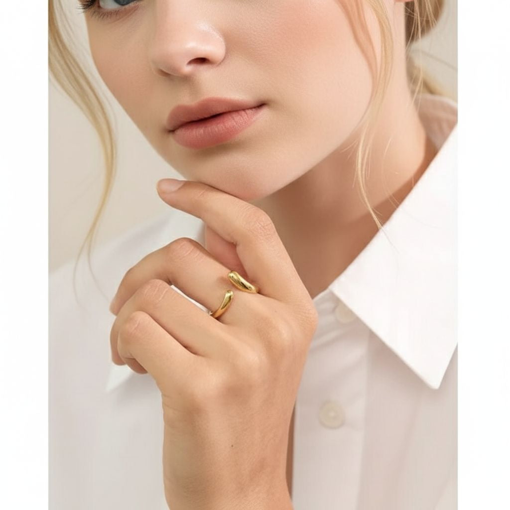 Model draagt golvende ring