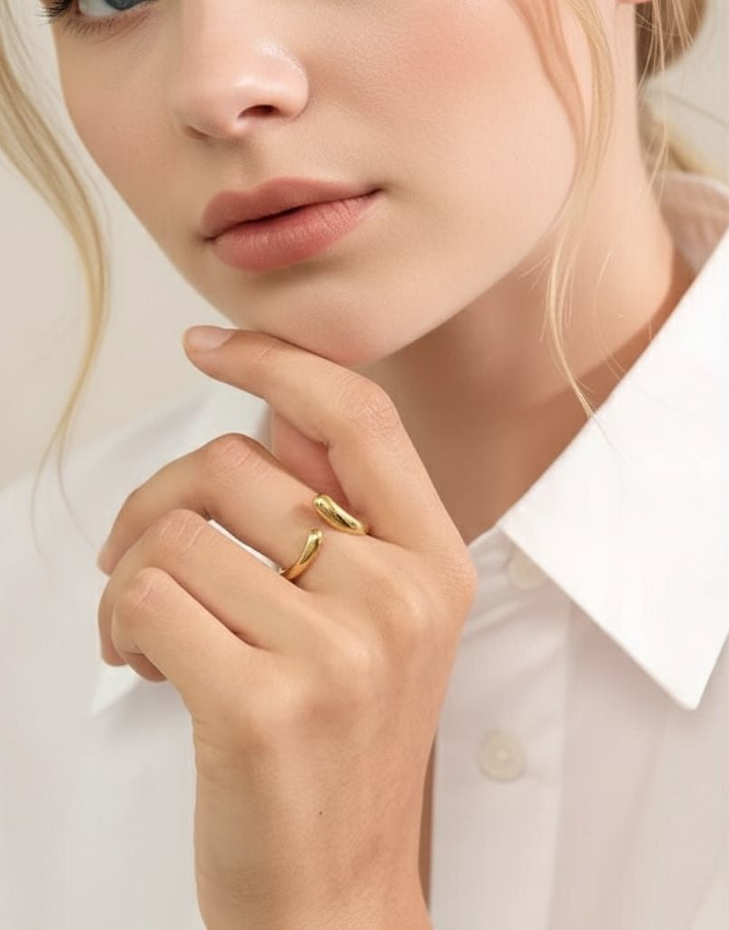 Model draagt de vloeiend golvende ring.