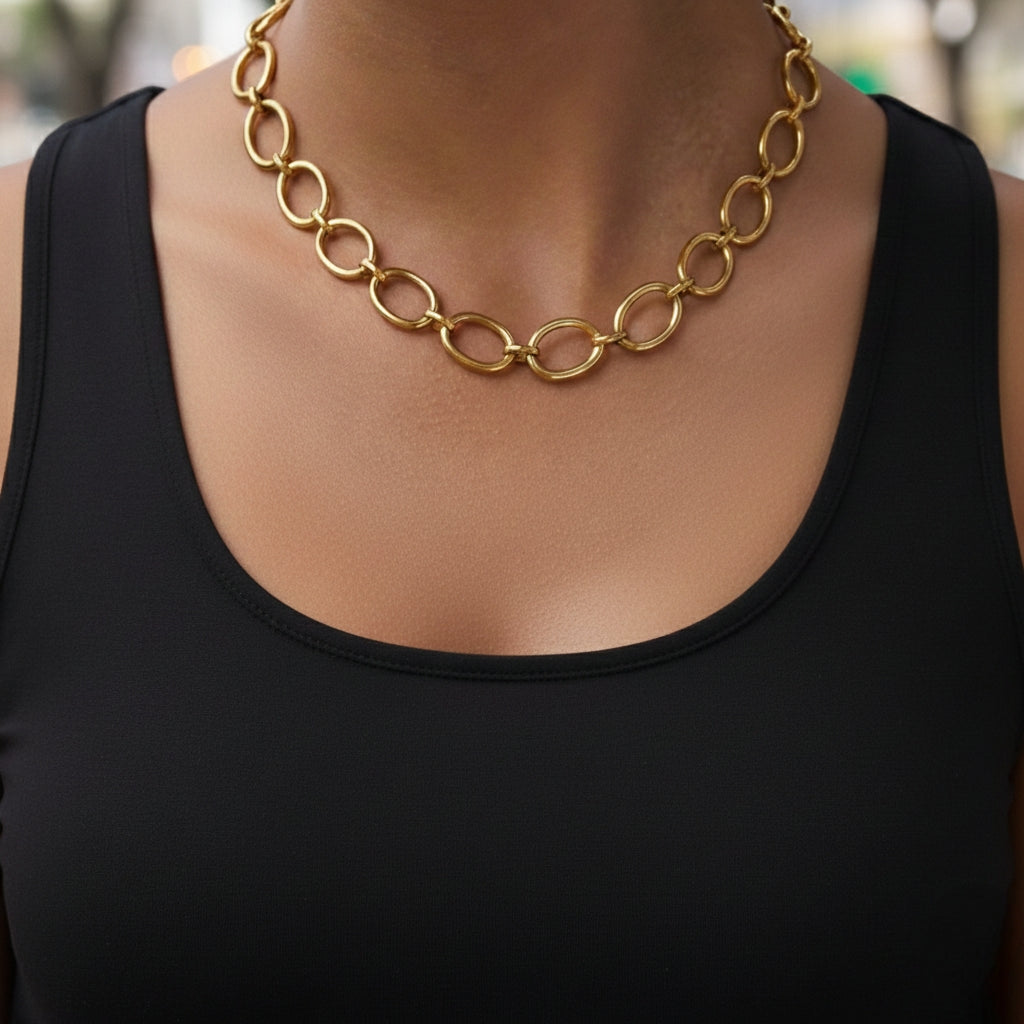 Model draagt een goudkleurige chunky schakelketting.