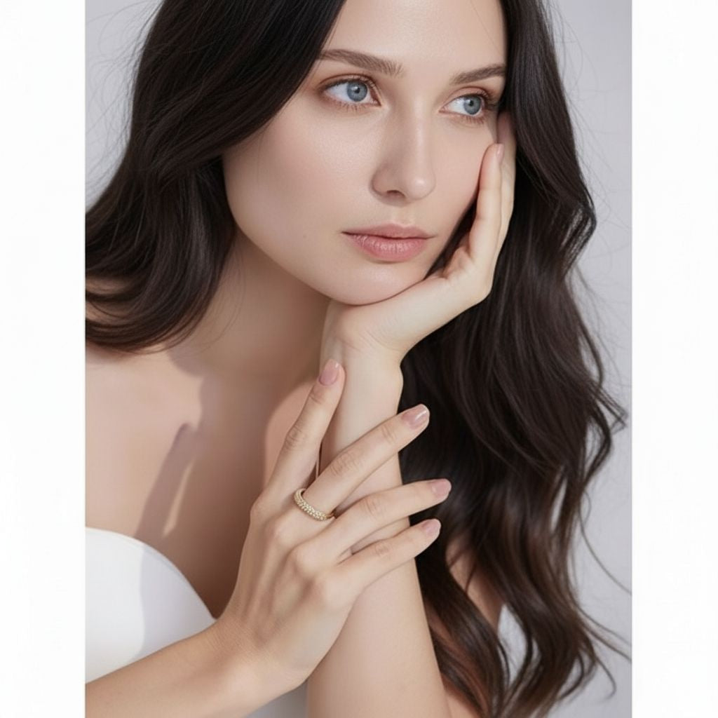 Model draagt parel ring
