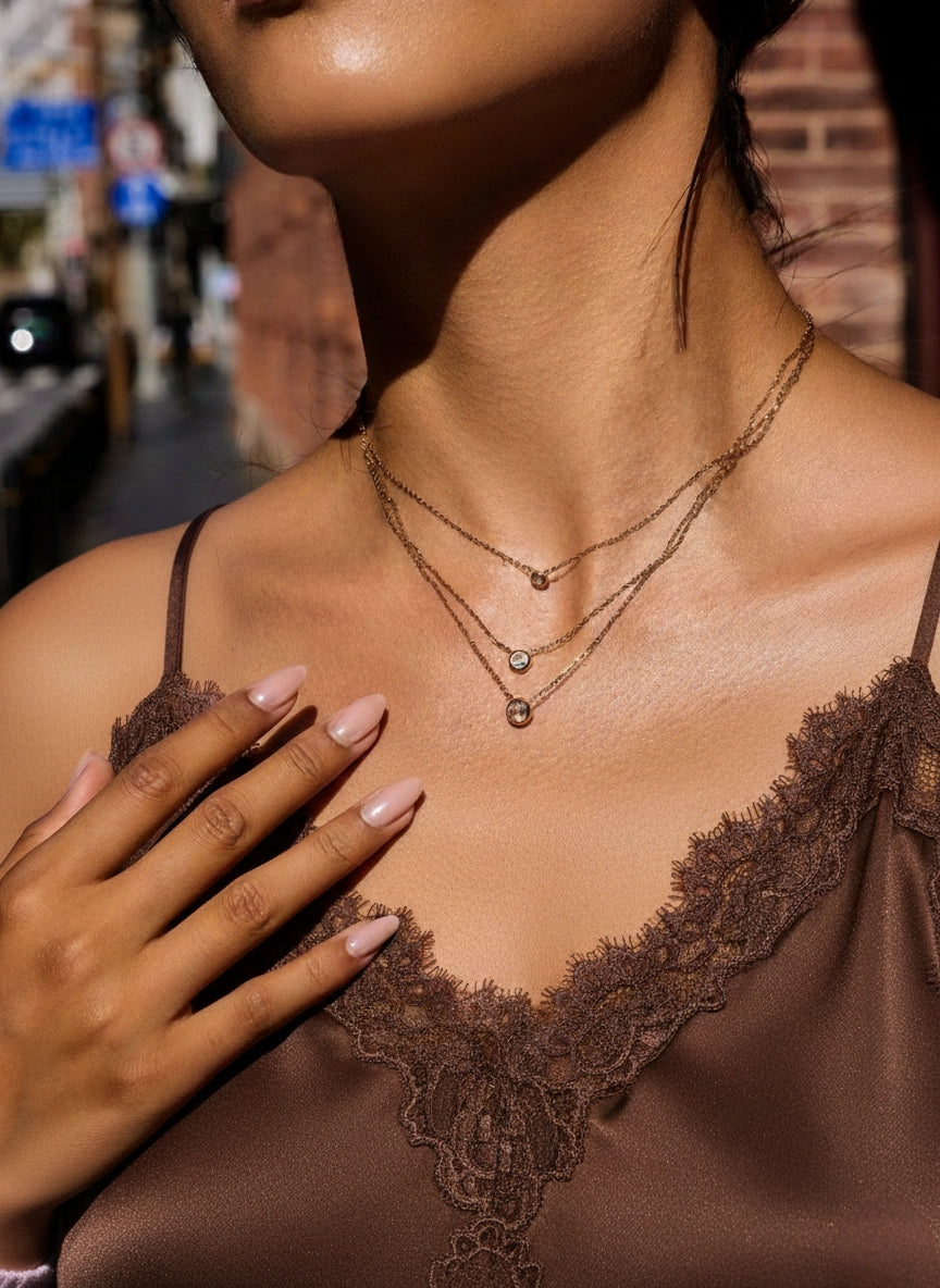 Model draagt de Trio-solitair Mix-ketting.