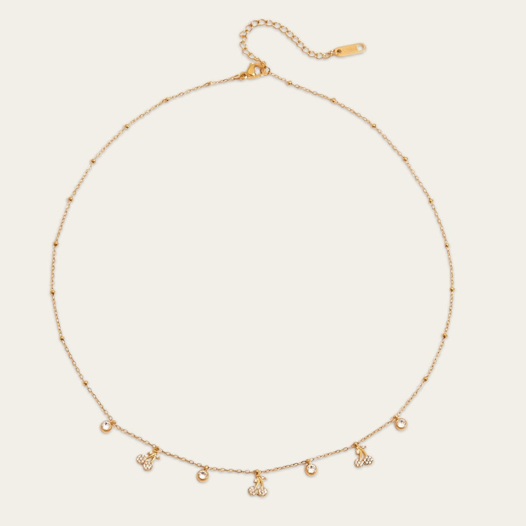 Minimalistische gouden kersenketting met fonkelende steentjes.
