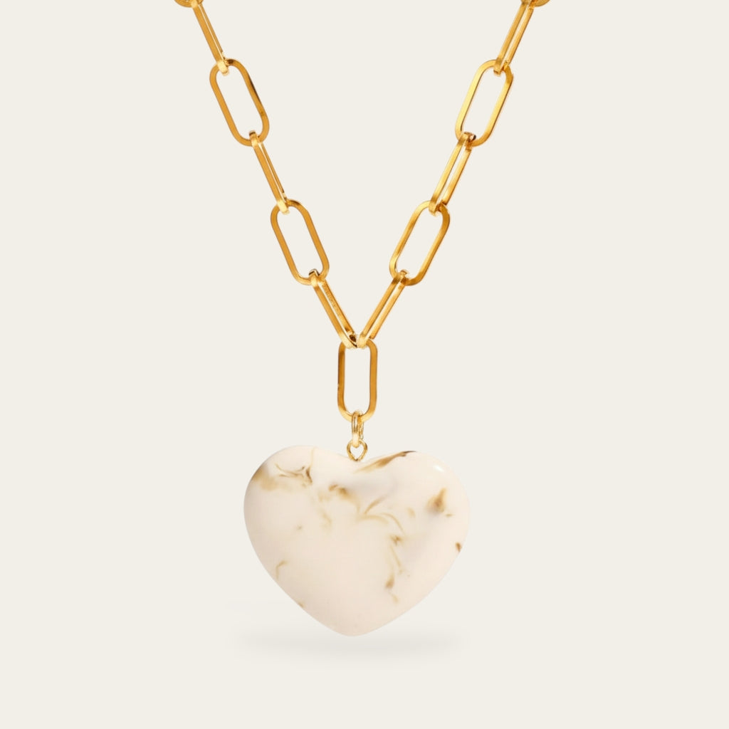 Gouden paperclip ketting met een crèmewitte marmeren hart hanger.