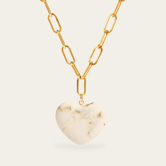 Gouden paperclip ketting met een crèmewitte marmeren hart hanger.