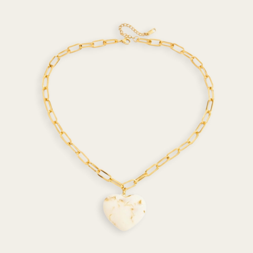 Gouden paperclip ketting met een crèmewitte marmeren hart hanger.