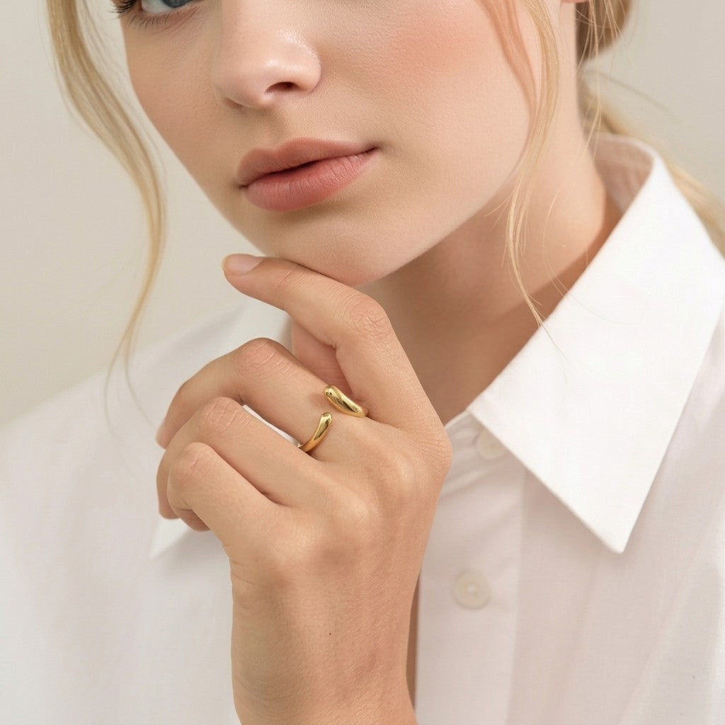 Model draagt een one size ring.