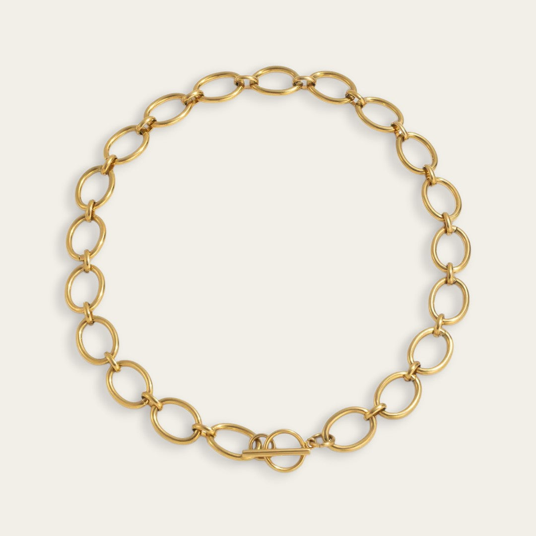 Gouden schakelketting met grote ovale schakels en een ronde toggle-sluiting.