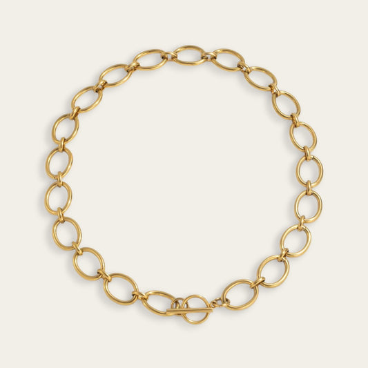 Gouden schakelketting met grote ovale schakels en een ronde toggle-sluiting.