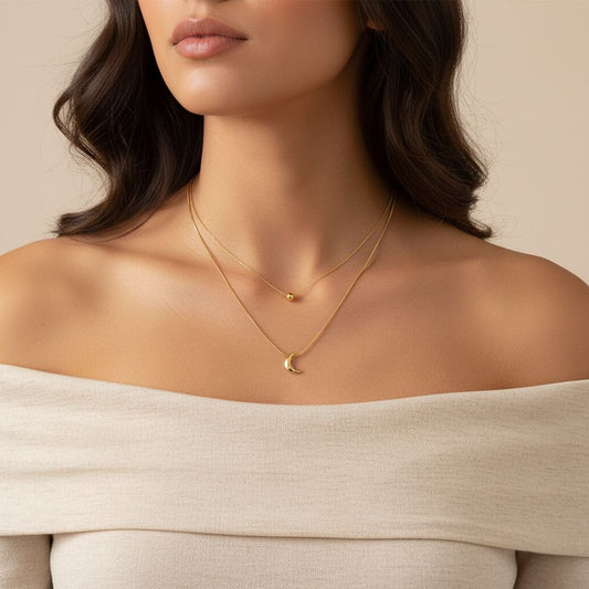 Model draagt maan ketting